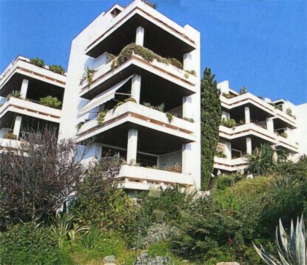 Apartamentos del Rey — Hotel building in Portinatx, Balearic Islands
