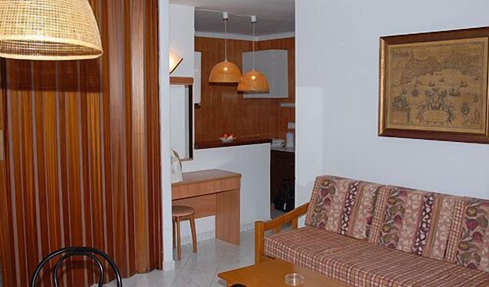 Apartamentos del Rey — Hotel rooms in Portinatx, Balearic Islands