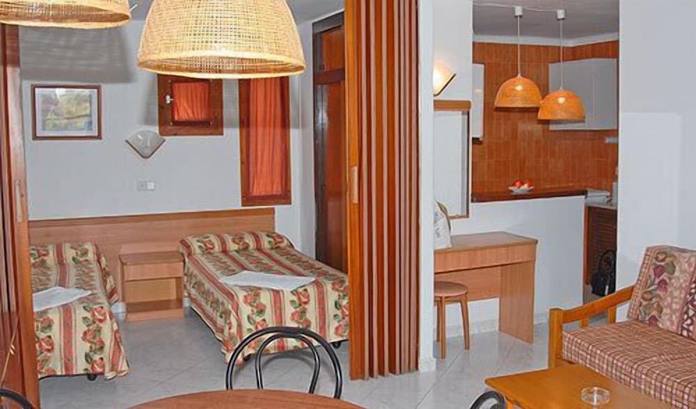 Apartamentos del Rey — Hotel rooms in Portinatx, Balearic Islands