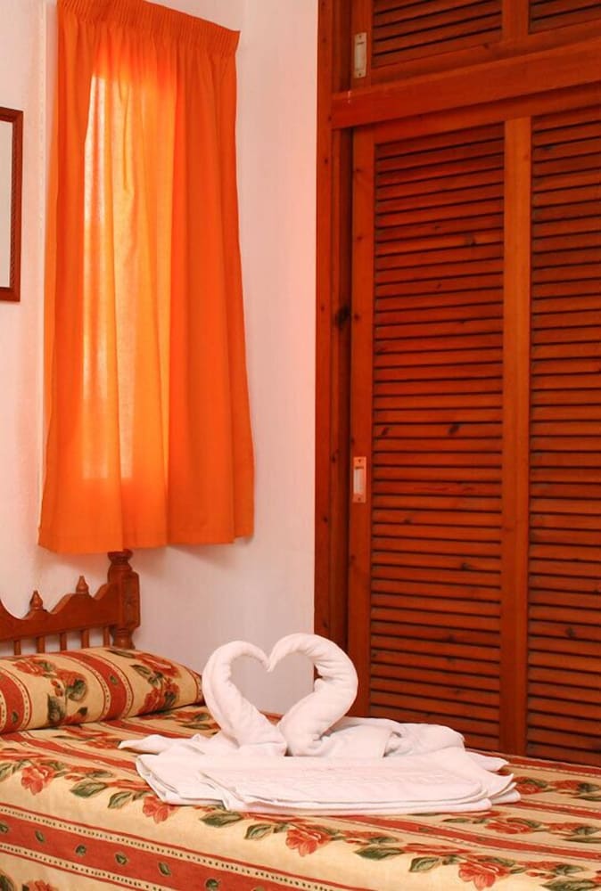Apartamentos del Rey — Hotel rooms in Portinatx, Balearic Islands