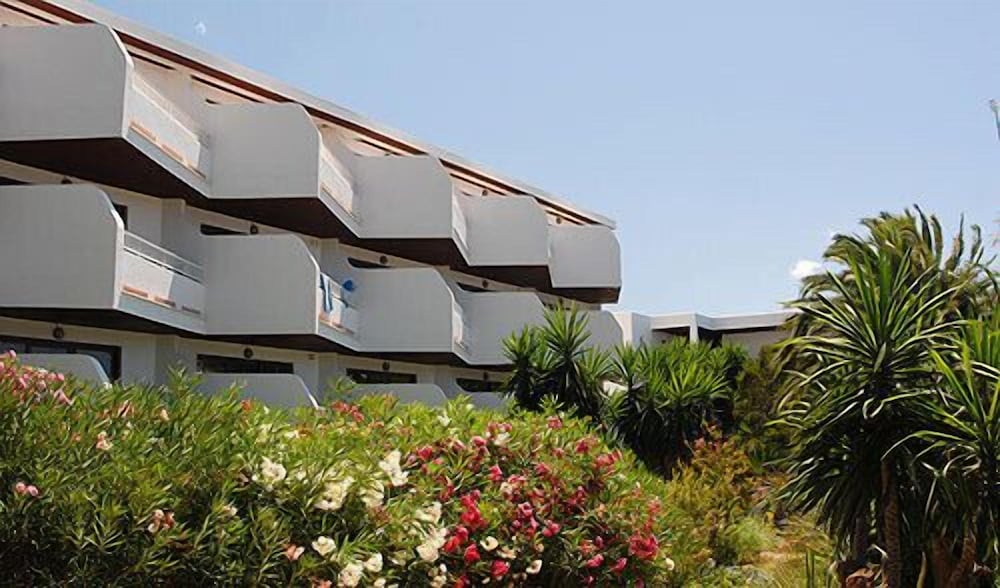 Apartamentos del Rey — Hotel building in Portinatx, Balearic Islands
