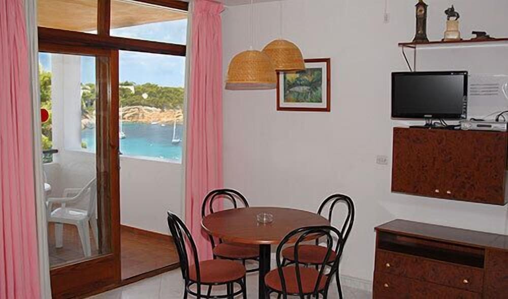 Apartamentos del Rey — Hotel rooms in Portinatx, Balearic Islands