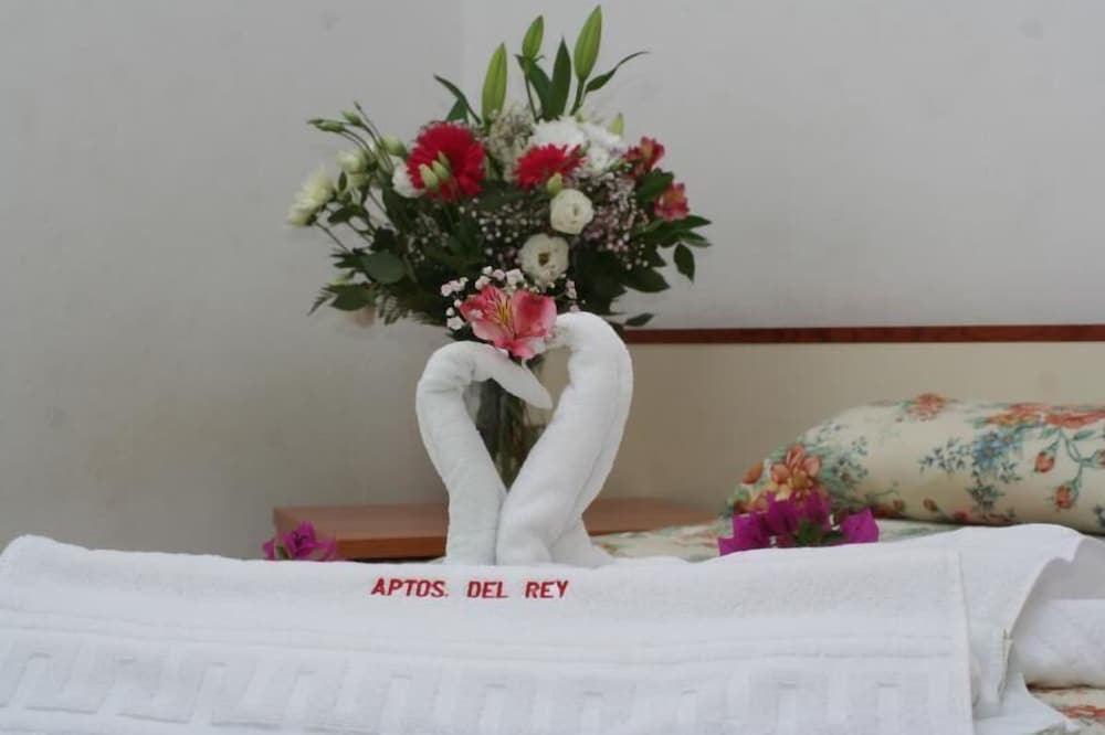 Apartamentos del Rey — Hotel rooms in Portinatx, Balearic Islands