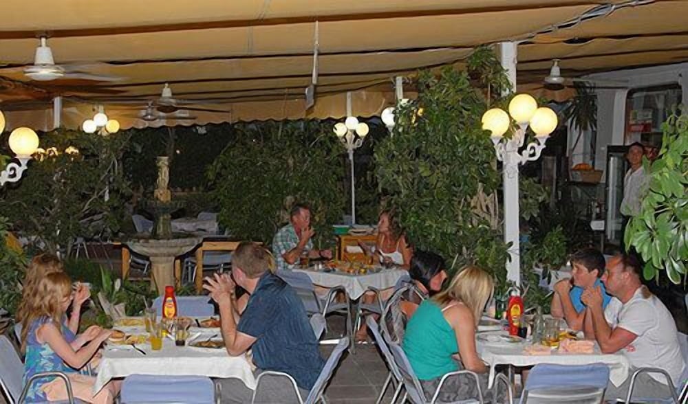 Apartamentos del Rey — Restaurant & bars in Portinatx, Balearic Islands