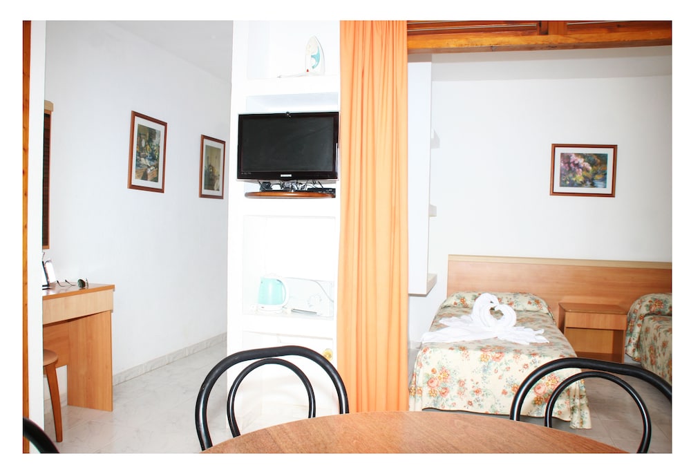 Apartamentos del Rey — Hotel rooms in Portinatx, Balearic Islands