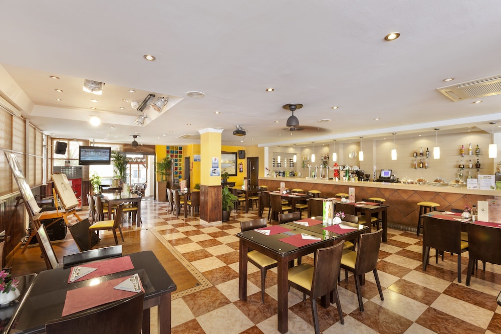 Crown Resorts Club Marbella — Restaurant & bars in Mijas, Andalusia