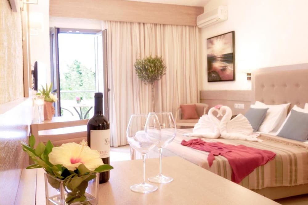Flamingos Hotel by GHH — Hotel rooms in Chania