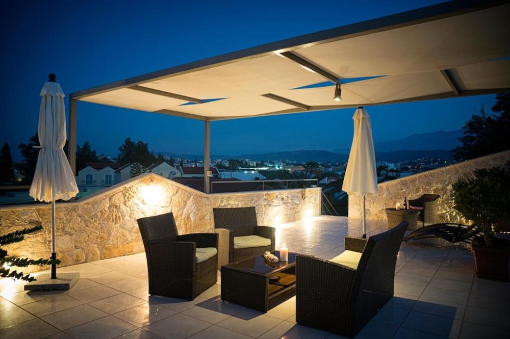 Flamingos Hotel by GHH — Hotel building in Chania