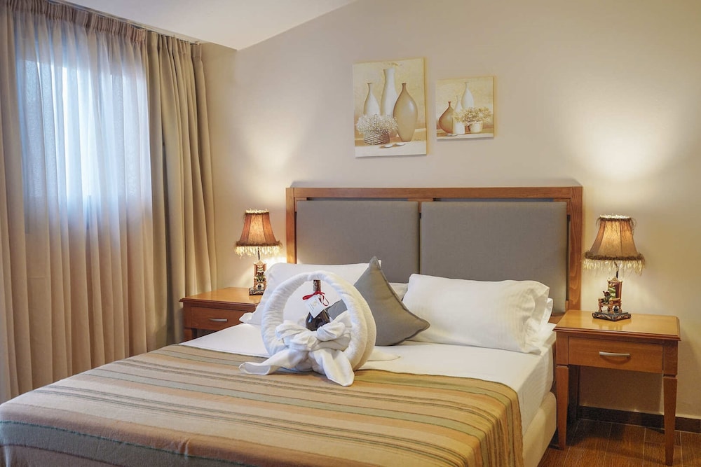 Flamingos Hotel by GHH — Hotel rooms in Chania