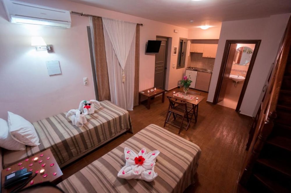 Flamingos Hotel by GHH — Hotel rooms in Chania
