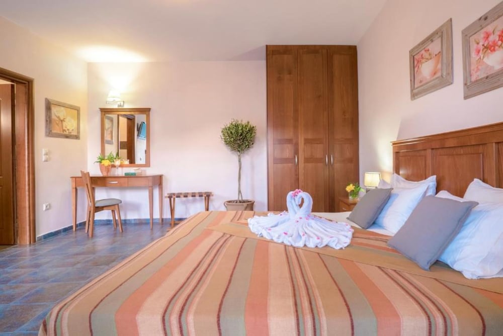 Flamingos Hotel by GHH — Hotel rooms in Chania