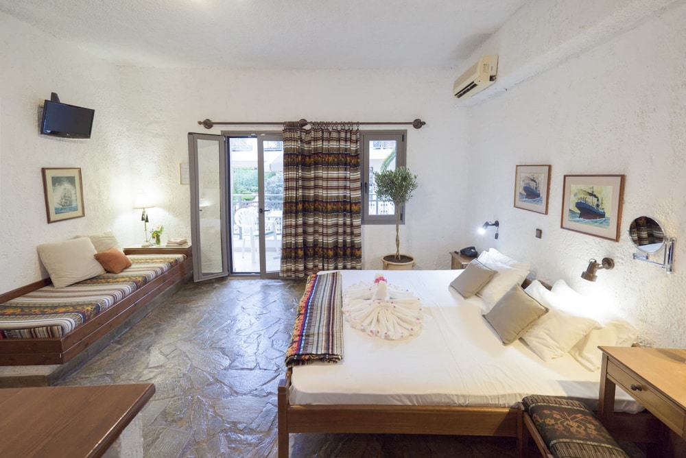 Flamingos Hotel by GHH — Hotel rooms in Chania