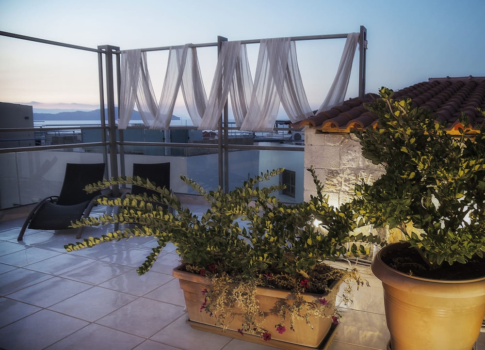 Flamingos Hotel by GHH — Hotel building in Chania
