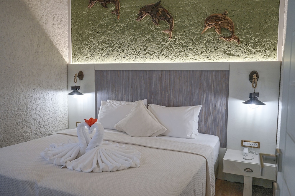 Flamingos Hotel by GHH — Hotel rooms in Chania