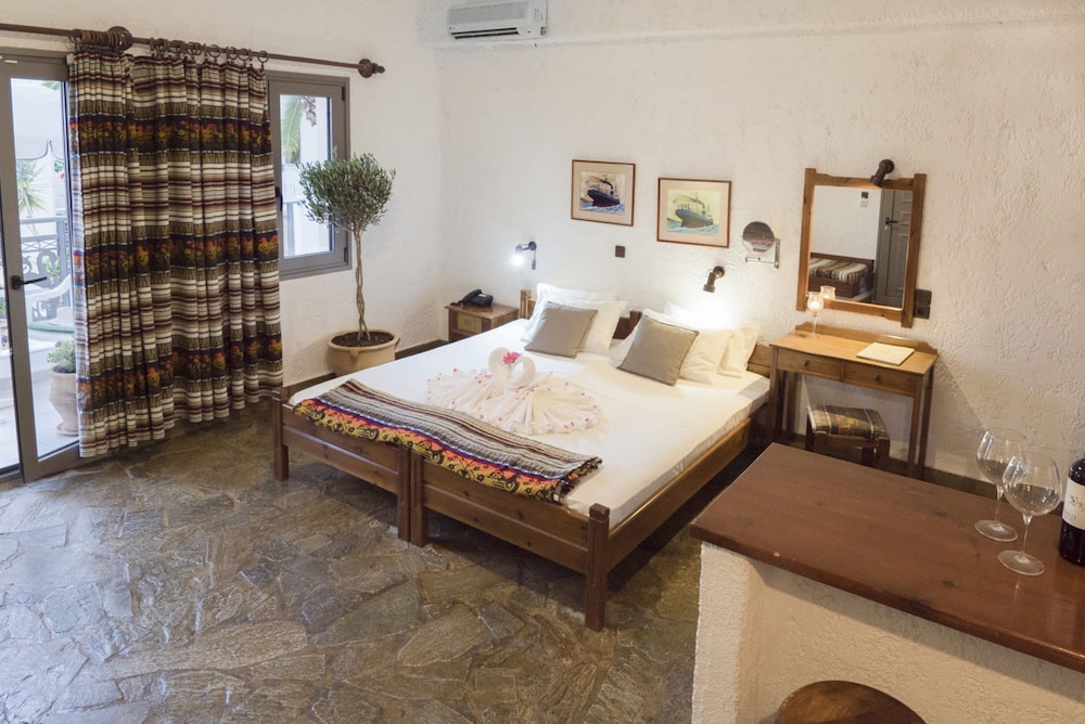 Flamingos Hotel by GHH — Hotel rooms in Chania