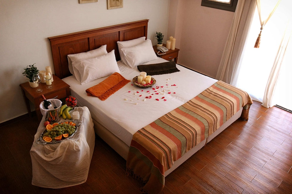 Flamingos Hotel by GHH — Hotel rooms in Chania