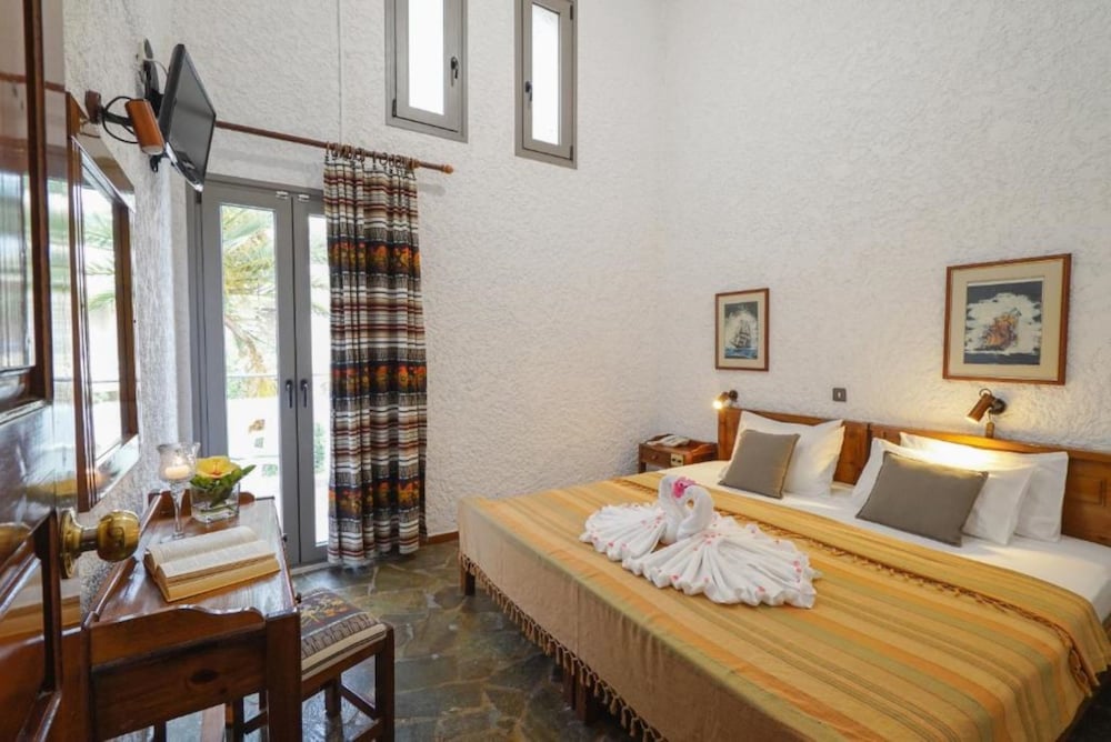 Flamingos Hotel by GHH — Hotel rooms in Chania