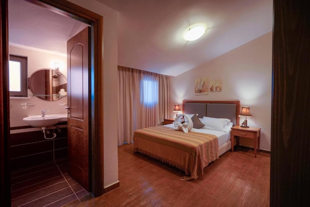 Flamingos Hotel by GHH — Hotel rooms in Chania