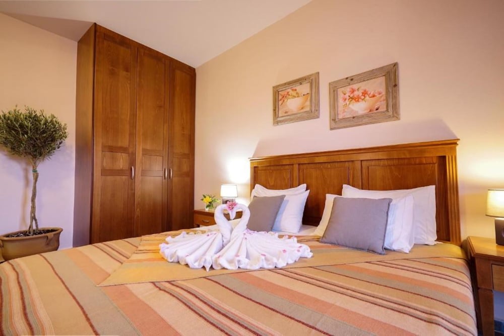 Flamingos Hotel by GHH — Hotel rooms in Chania