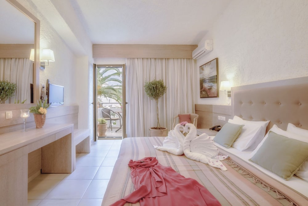 Flamingos Hotel by GHH — Hotel rooms in Chania