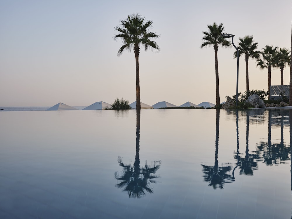 AMIRA LUXURY RESORT & SPA — Swimming pool in Rethymnon