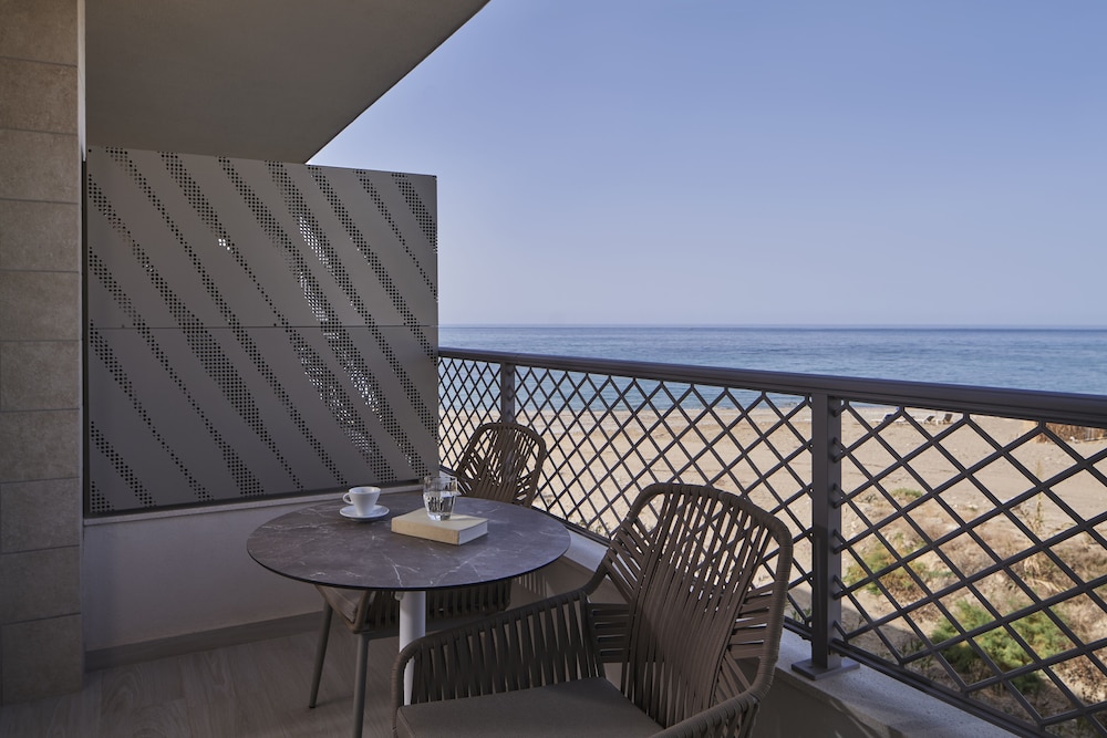 AMIRA LUXURY RESORT & SPA — Beach in Rethymnon