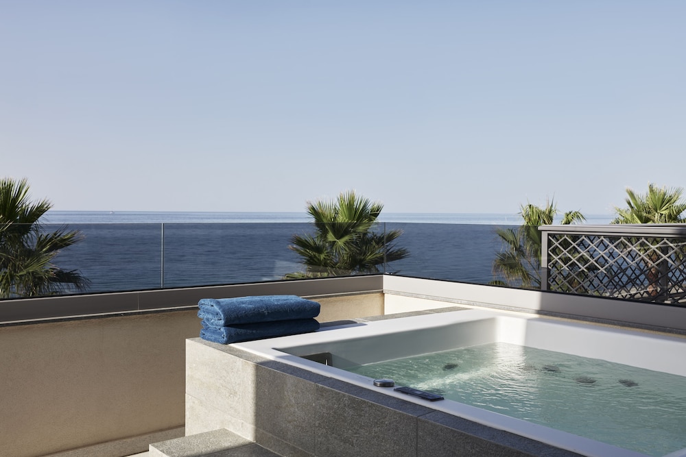 AMIRA LUXURY RESORT & SPA — Swimming pool in Rethymnon