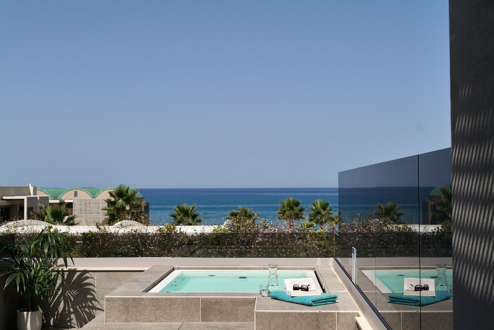 AMIRA LUXURY RESORT & SPA — Swimming pool in Rethymnon