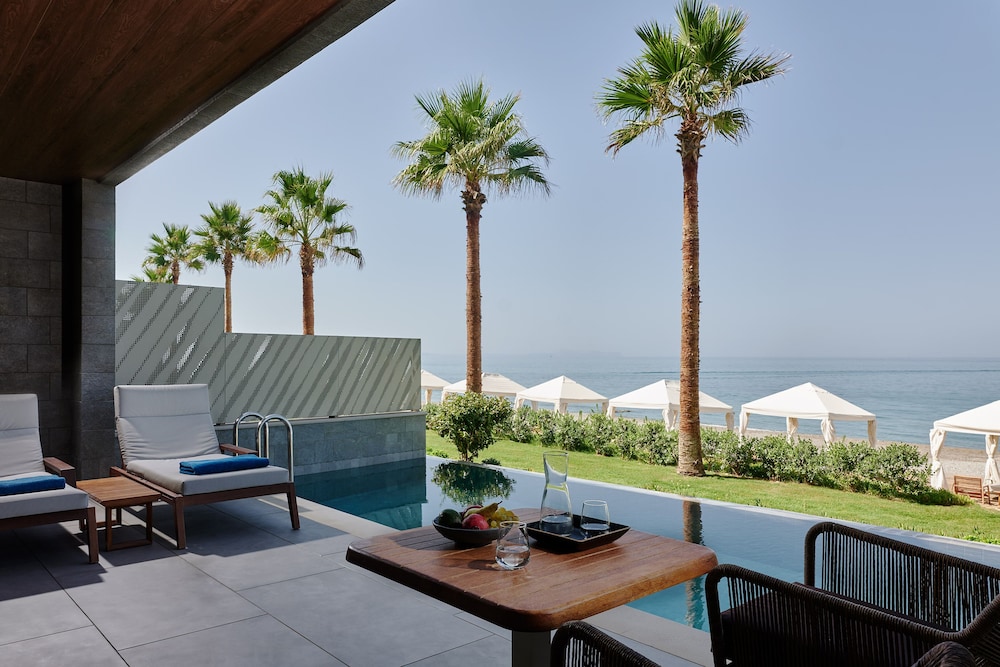 AMIRA LUXURY RESORT & SPA — Swimming pool in Rethymnon