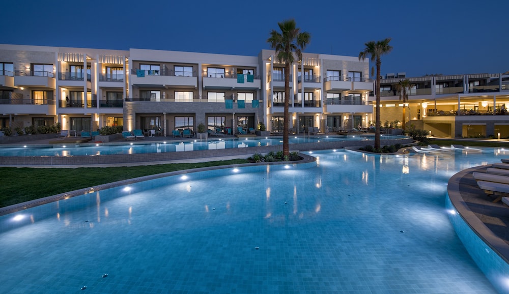 AMIRA LUXURY RESORT & SPA — Swimming pool in Rethymnon