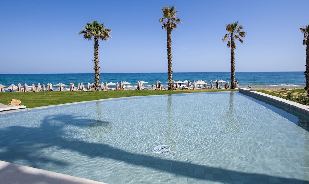 AMIRA LUXURY RESORT & SPA — Swimming pool in Rethymnon