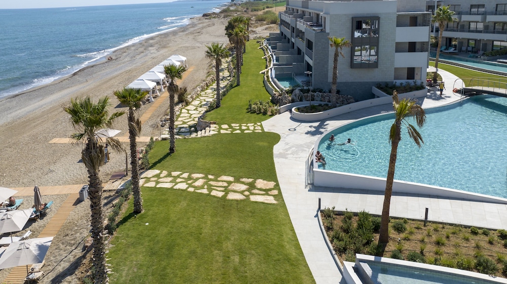 AMIRA LUXURY RESORT & SPA — Swimming pool in Rethymnon