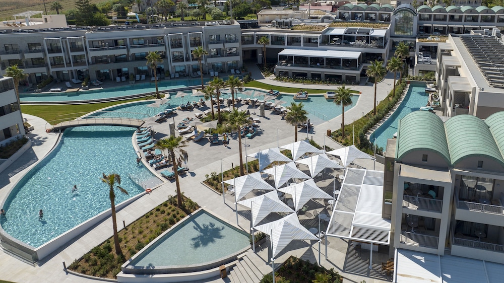 AMIRA LUXURY RESORT & SPA — Swimming pool in Rethymnon
