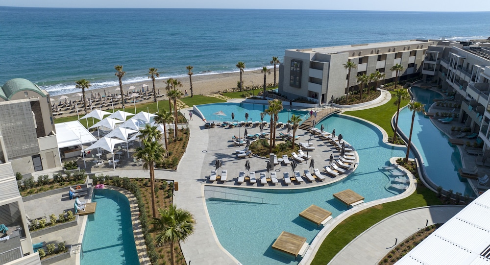AMIRA LUXURY RESORT & SPA — Swimming pool in Rethymnon