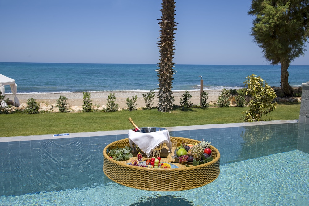 AMIRA LUXURY RESORT & SPA — Swimming pool in Rethymnon