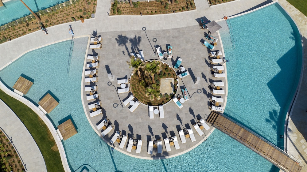 AMIRA LUXURY RESORT & SPA — Swimming pool in Rethymnon