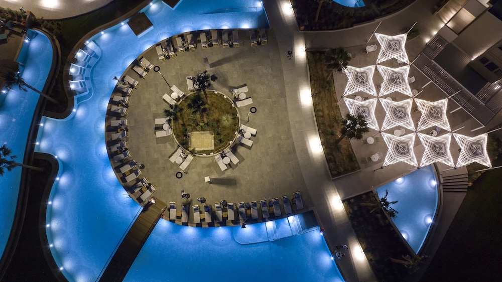 AMIRA LUXURY RESORT & SPA — Swimming pool in Rethymnon