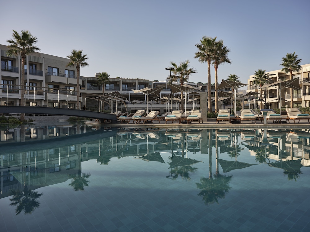 AMIRA LUXURY RESORT & SPA — Swimming pool in Rethymnon