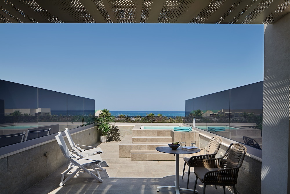 AMIRA LUXURY RESORT & SPA — Swimming pool in Rethymnon
