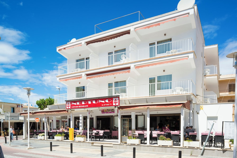 Hostal Neptuno — Hotel building in Peguera, Balearic Islands