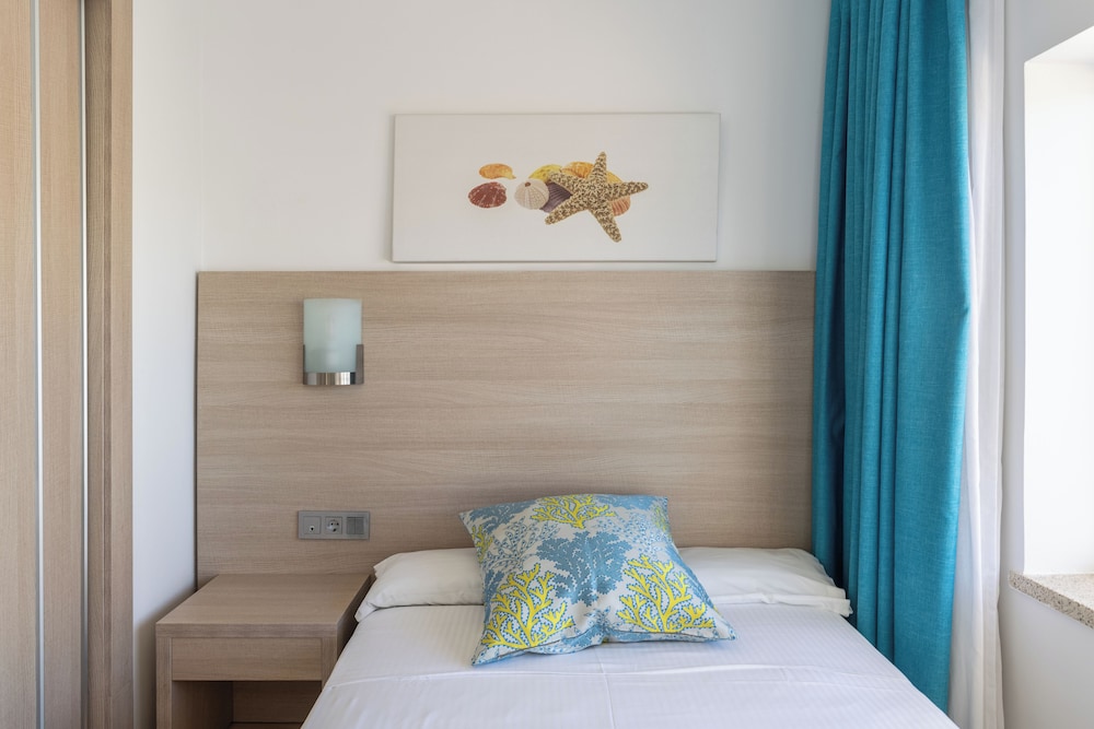 Hostal Neptuno — Hotel rooms in Peguera, Balearic Islands