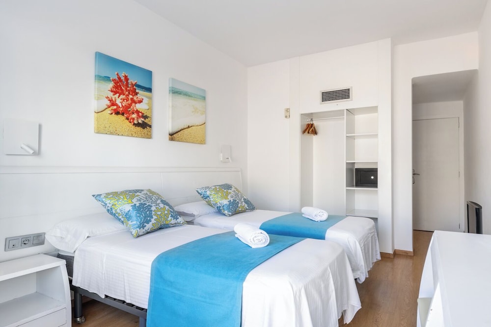 Hostal Neptuno — Hotel rooms in Peguera, Balearic Islands
