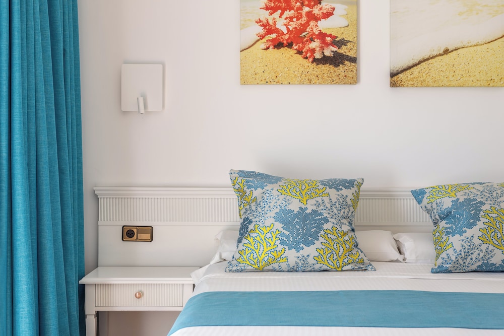 Hostal Neptuno — Hotel rooms in Peguera, Balearic Islands