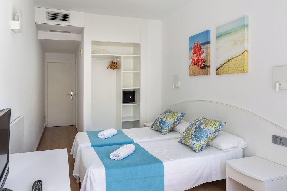 Hostal Neptuno — Hotel rooms in Peguera, Balearic Islands