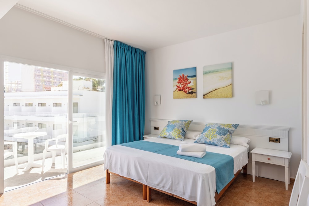 Hostal Neptuno — Hotel rooms in Peguera, Balearic Islands