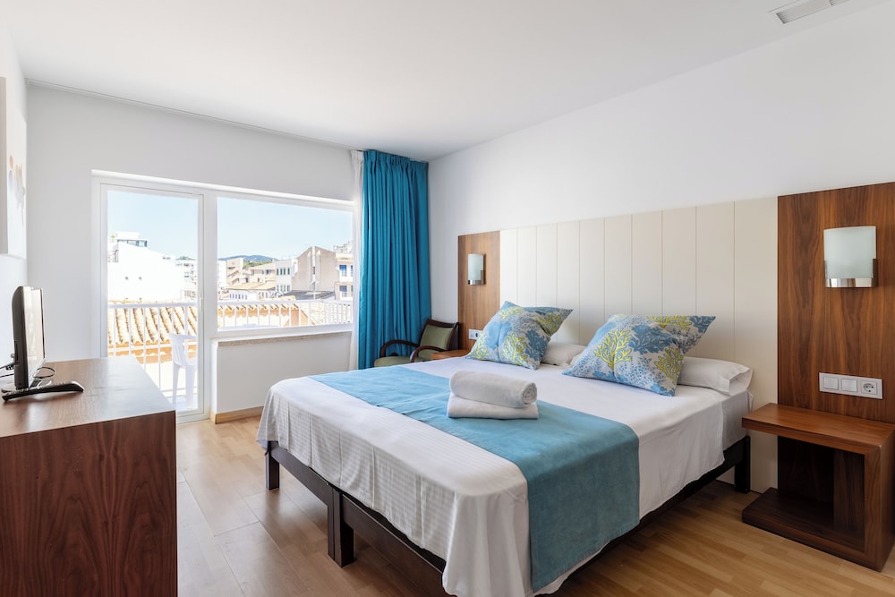 Hostal Neptuno — Hotel rooms in Peguera, Balearic Islands