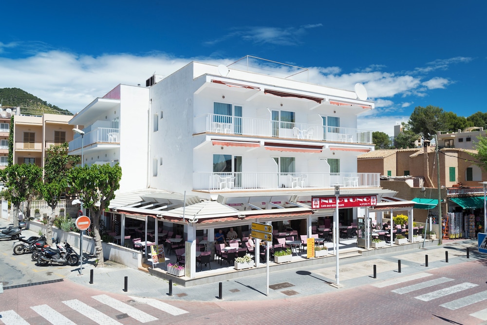 Hostal Neptuno — Hotel building in Peguera, Balearic Islands