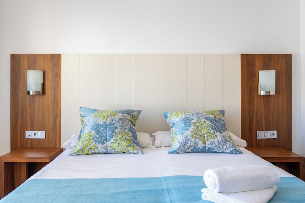 Hostal Neptuno — Hotel rooms in Peguera, Balearic Islands