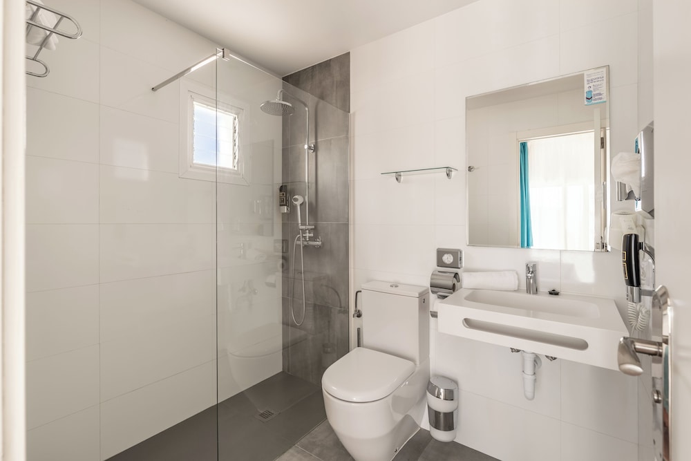 Hostal Neptuno — Hotel rooms in Peguera, Balearic Islands