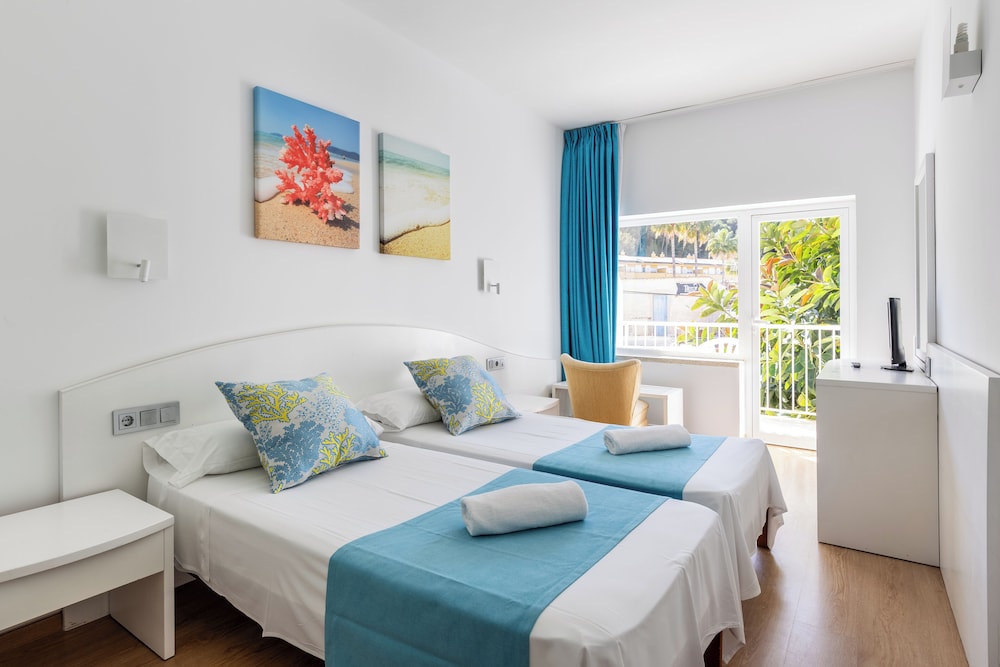 Hostal Neptuno — Hotel rooms in Peguera, Balearic Islands
